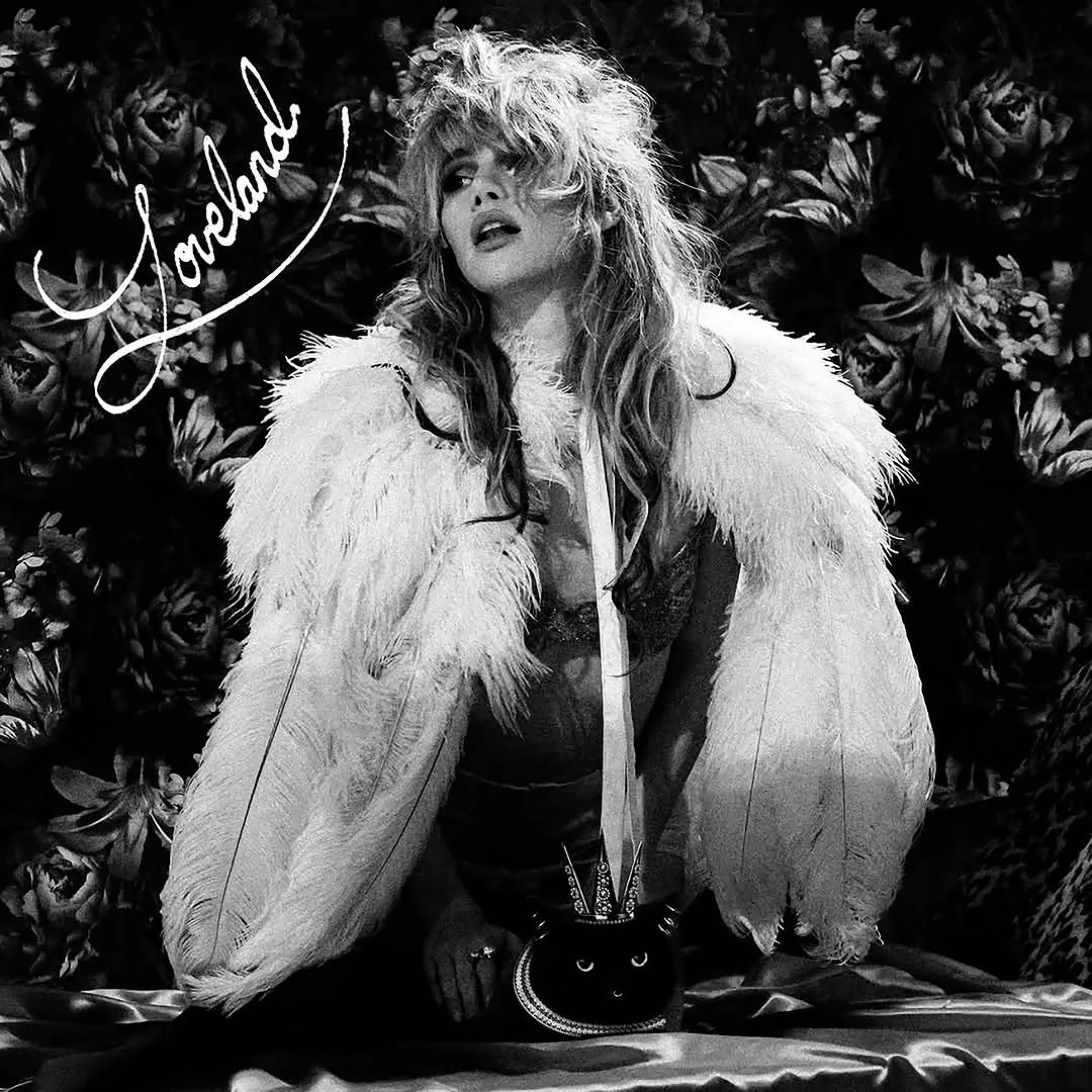 Suki Waterhouse @sukiwaterhouse X Loveland artwork ♥️🏹